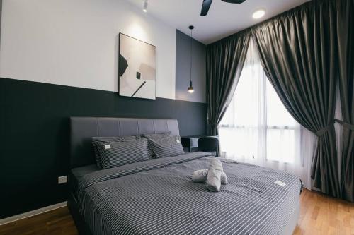 Un dormitorio con una cama con un animal de peluche encima. en Studio Modern Luxury Infinity Pool YouTube Netflix, en Kepong