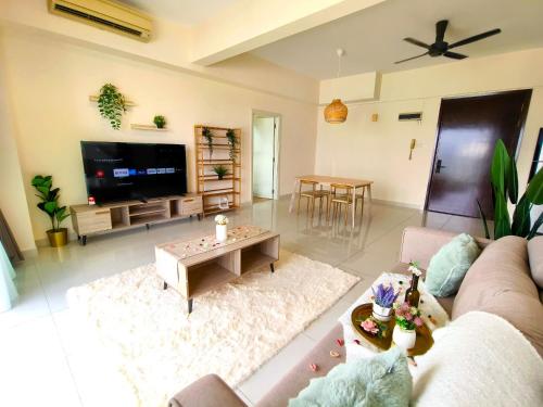 uma sala de estar com um sofá e uma televisão em KLCC view WTC 5Pax 2BR Balcony RR327 R em Kuala Lumpur