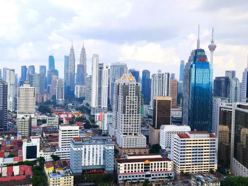 uma vista para uma cidade com muitos edifícios altos em KLCC view WTC 5Pax 2BR Balcony RR327 R em Kuala Lumpur
