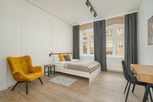 een slaapkamer met een bed, een bureau en een stoel bij Elegant Apartment near to the Centre of Poznań by Rent like home in Poznań