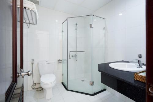 Un baño con ducha, inodoro y lavabo. en Victory Hotel Old Wing, en Vung Tau