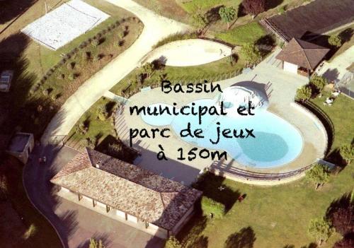 une vue aérienne d'un complexe avec piscine dans l'établissement Au lilas rose Maison entre campagne et village, à Belvès