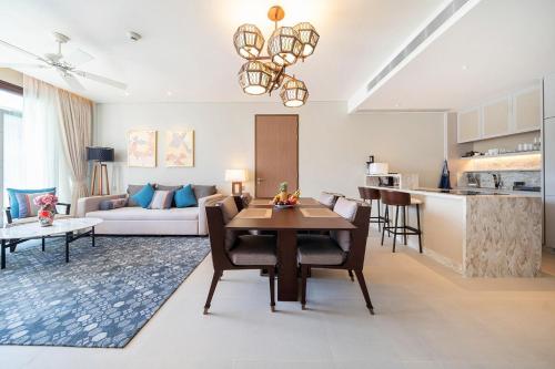 Dapur atau dapur kecil di Angsana Oceanview apartment in the center of Laguna with lake view