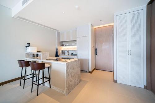 Dapur atau dapur kecil di Angsana Oceanview apartment in the center of Laguna with lake view