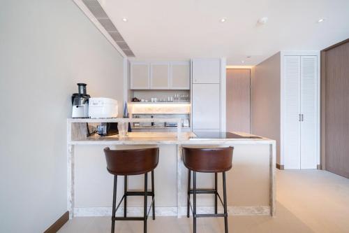 Dapur atau dapur kecil di Angsana Oceanview apartment in the center of Laguna with lake view