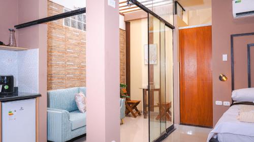 um quarto com uma cama e uma porta de vidro em Mak Suites em Piura