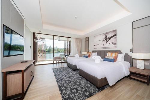 Katil atau katil-katil dalam bilik di Angsana Oceanview apartment in the center of Laguna with lake view
