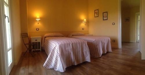Ένα ή περισσότερα κρεβάτια σε δωμάτιο στο Cascina Rollone