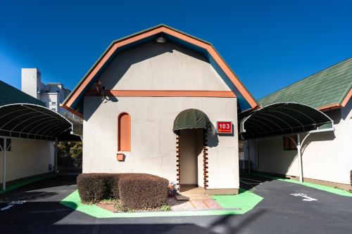 un modello di un piccolo edificio in un parcheggio di グランドホテル成田空港 a Akaike