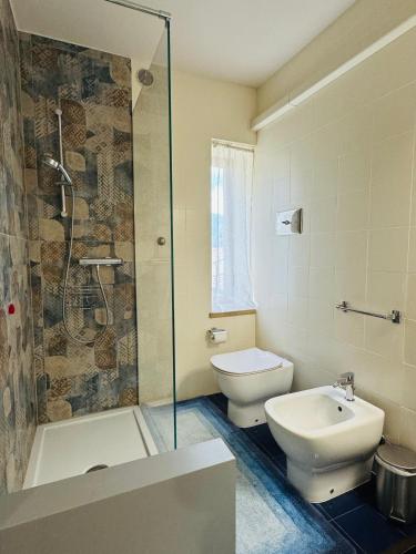 a bathroom with a toilet and a shower and a sink at WELCOME TRAVELLER FRIDA'S ROOMs in Caprino Veronese