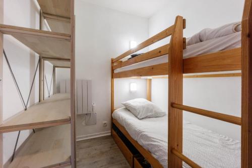 a small room with two bunk beds in it at Appartement Front De Neige in Termignon