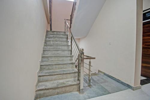 eine Treppe in einem Haus mit Metallgeländer in der Unterkunft Shree Shyam Palace in Jaipur