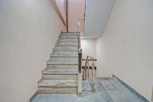 uma escada num edifício branco com uma escada em Shree Shyam Palace em Jaipur