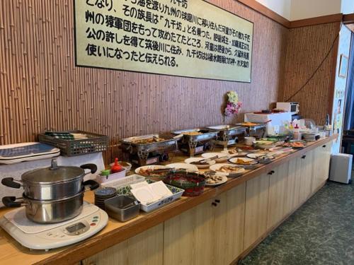 uma fila de buffet com muita comida em Hotel Alpha-One Yatsushiro em Yatsushiro