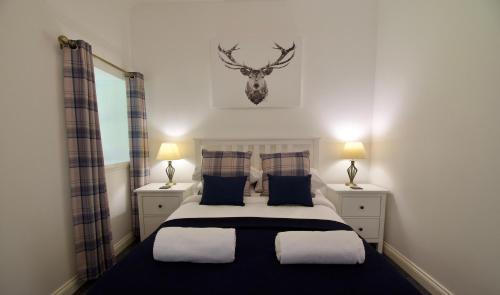 um quarto com uma cama com uma cabeça de veado na parede em Normanns Ruh em Ballygown
