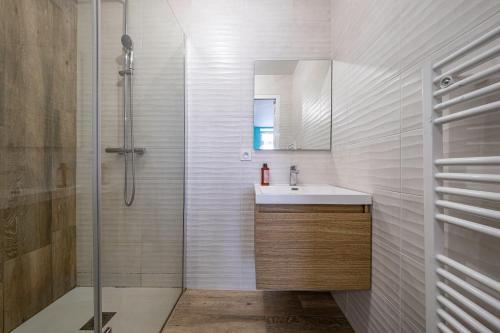 y baño con lavabo y ducha. en Segré centre ✰ studio ✰ 24m² ✰ cuisne ✰ wifi ✰ TOUT NEUF!, en Segré