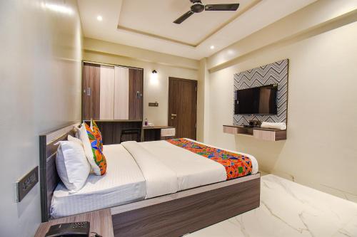 um quarto com uma cama e uma televisão de ecrã plano em Vits Select Kharadi Pune em Pune