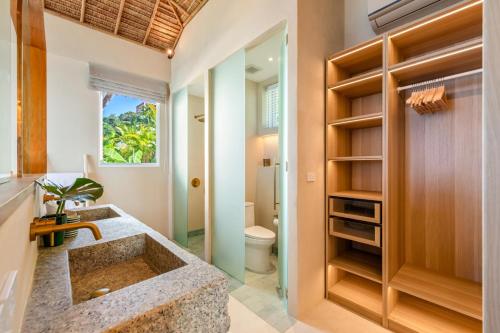 bagno con lavandino e servizi igienici di Bohemian Chic Seaview Villa a Ko Samui