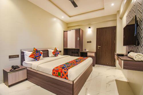 プネにあるVits Select Kharadi Puneのベッドルーム1室(大型ベッド1台付)