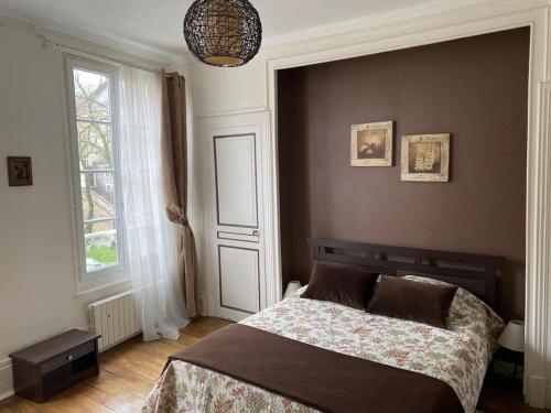 a bedroom with a bed and a large window at Vue exceptionnelle Jacques Cœur / 4 personnes in Bourges