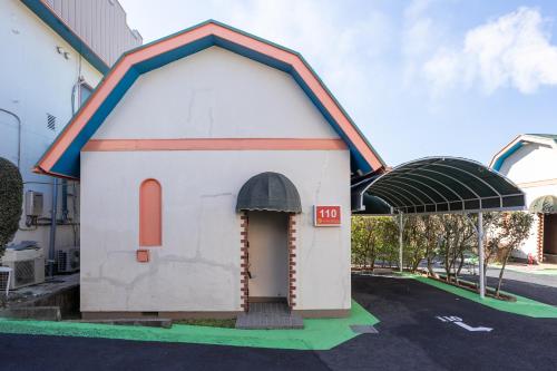 a small building on the side of a street at Grand Hotel Narita Airport in Akaike