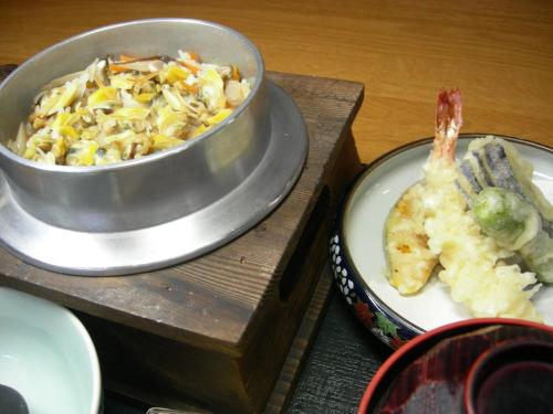 een tafel met een bord eten en een kom eten bij Hotel Alpha-One Onomichi in Onomichi