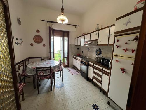 eine Küche mit einem Tisch, einem Tisch und einem Kühlschrank in der Unterkunft Casa Spadi in Florenz