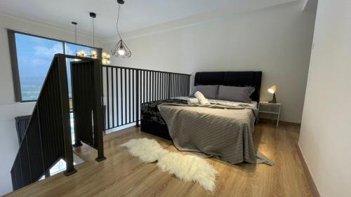 een slaapkamer met een bed en een groot raam bij Emporis SEGI KD Tropicana IKEA One Utama in Petaling Jaya
