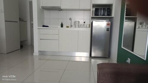 吉隆坡的住宿－Flyline suite at Axon residence KLCC，一间厨房,里面配有不锈钢冰箱