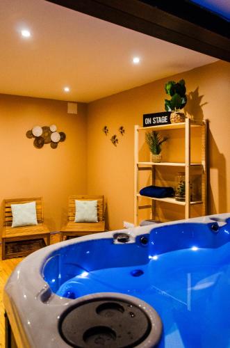 HirtzfeldenにあるGîte SPA de la Hardt - Jacuzzi intérieur privéのバスルーム(ブルーのバスタブ付)が備わります。