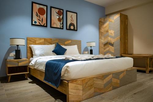 1 dormitorio con 1 cama grande y cabecero de madera en Palm Regal Resort, en Gopalpur