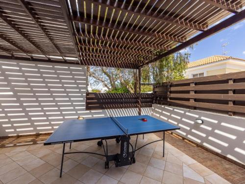 une table de ping-pong sur une terrasse avec auvent dans l'établissement Villa Eftihia, à Protaras