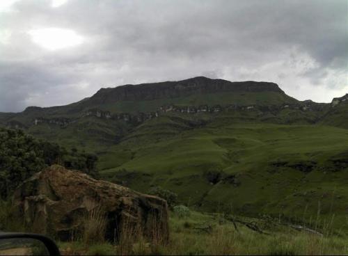 un champ vert avec une montagne en arrière-plan dans l'établissement Nunn Residence, à Pietermaritzburg