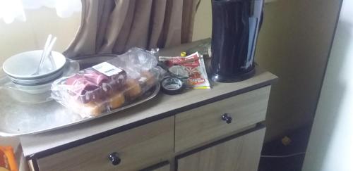 - une commode avec un sandwich et de la nourriture dans l'établissement Nunn Residence, à Pietermaritzburg