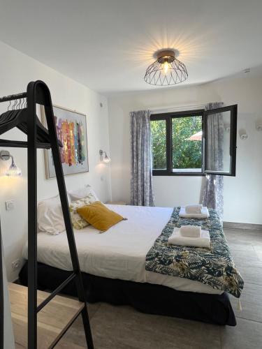 une chambre avec un lit superposé et une échelle dans l'établissement Magnifique Bergerie en Pierre, à Brando