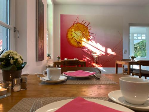 uma sala de jantar com uma mesa com uma lagosta na parede em Hotel Altes Dichterhaus em Timmel