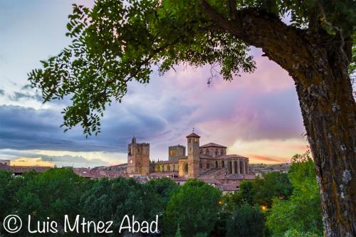 a view of a castle at sunset with a tree at Abad casa Siguenza 250m2 vivienda y exterior in Sigüenza