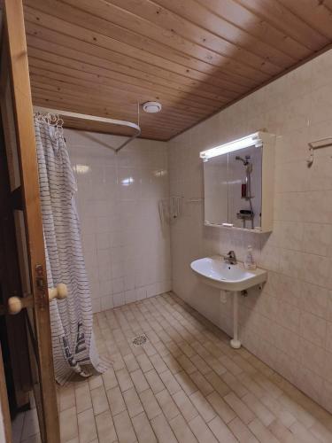 y baño con lavabo y espejo. en Ketola Apartments Reisjärvi, en Reisjärvi