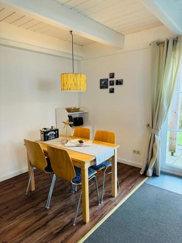 a dining room with a table and chairs at Kleine Ella Pellworm in Pellworm