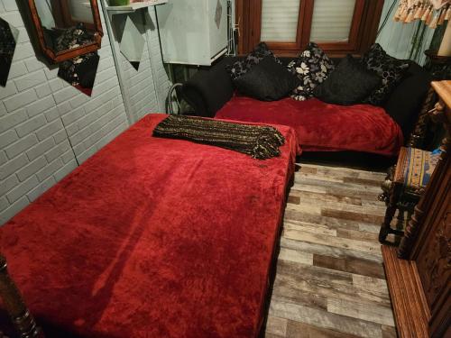 - 2 lits dans une chambre avec une couverture rouge dans l'établissement Room in House - 2 floors 2 bedrooms near Central Station, à Anvers