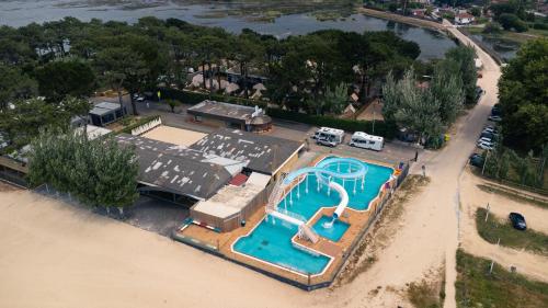 una vista aérea de una piscina en una casa en Kampaoh Bayona Playa en Baiona