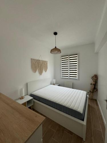 Ένα ή περισσότερα κρεβάτια σε δωμάτιο στο Superbe appartement 4 personnes les pieds dans l'eau