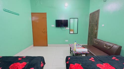un soggiorno con divano e TV in camera di Hotel Padma Residential Jatrabari a Dhaka