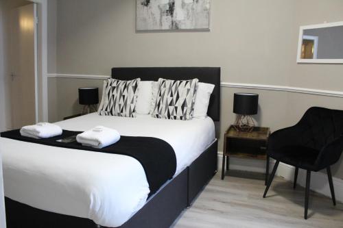 Una cama o camas en una habitación de Mitre Hotel Manchester City Centre