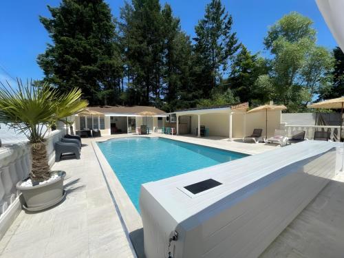 - une piscine dans une arrière-cour avec une maison dans l'établissement Le Domaine des 24 Heures Piscine 8pers, à Spay