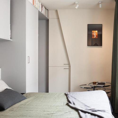 - une chambre avec un lit et un escalier dans l'établissement Tiny House Paris Nord, à Paris