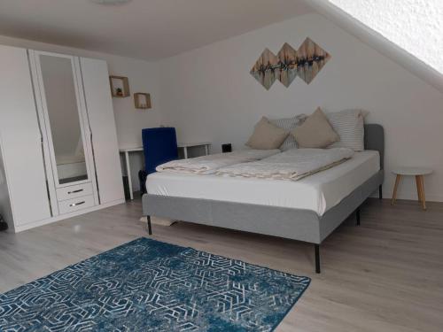 1 dormitorio con cama y alfombra azul en Home sweet home in Ludwigsburg en Ludwigsburg