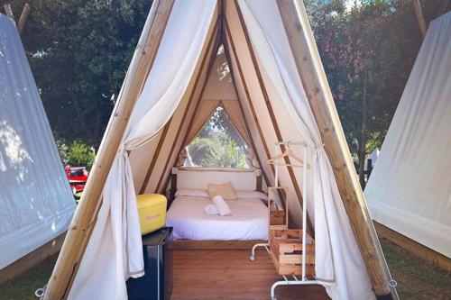 ein Zelt mit einem Bett in der Mitte in der Unterkunft Kampaoh Somo Playa in Somo