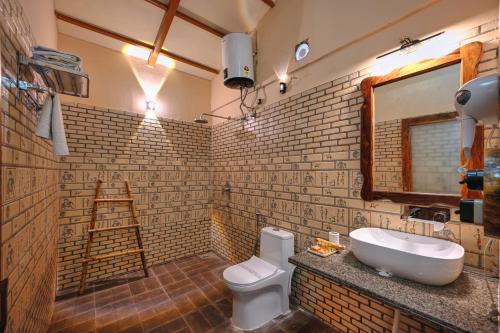 Koupelna v ubytování Bagh Serai - Rustic Cottage with Private Pool