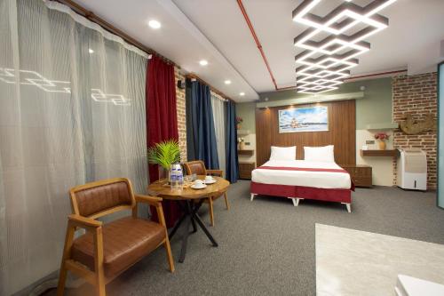 Galata By Boss Hotel في إسطنبول: غرفة الفندق بسرير وطاولة